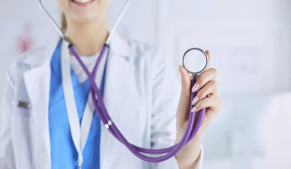 Leende Läkare Kvinna Med Stetoskop Sjukhus — Stockfoto
