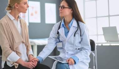 Doktor ve hasta masada otururken bir şey tartışıyorlar. İlaç ve sağlık hizmetleri kavramı.