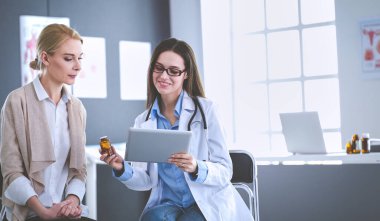 Doktor ve hasta masada otururken bir şey tartışıyorlar. İlaç ve sağlık hizmetleri kavramı.