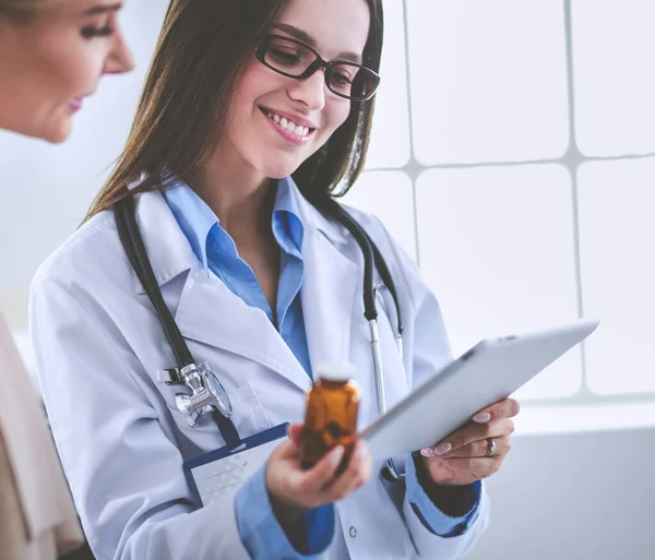 Dokter Patiënt Bespreken Iets Terwijl Aan Tafel Zitten Begrip Geneeskunde — Stockfoto