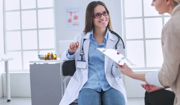 Doctor Patient Discussing Something While Sitting Table Medicine Health Care — Stock Photo, Image