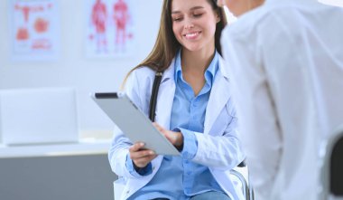 Doktor ve hasta masada otururken bir şey tartışıyorlar. İlaç ve sağlık hizmetleri kavramı.