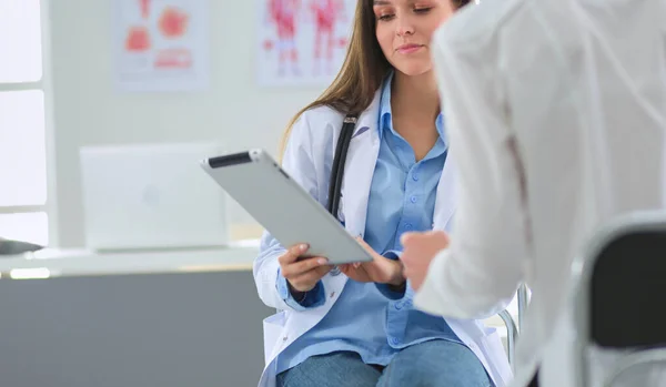 医者と患者はテーブルに座って何かを話し合う ヘルスケアの概念 — ストック写真
