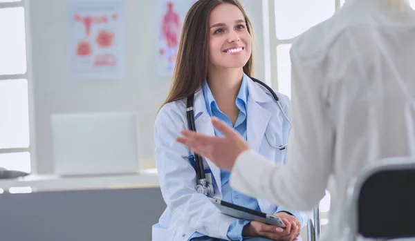 Dokter Patiënt Bespreken Iets Terwijl Aan Tafel Zitten Begrip Geneeskunde — Stockfoto