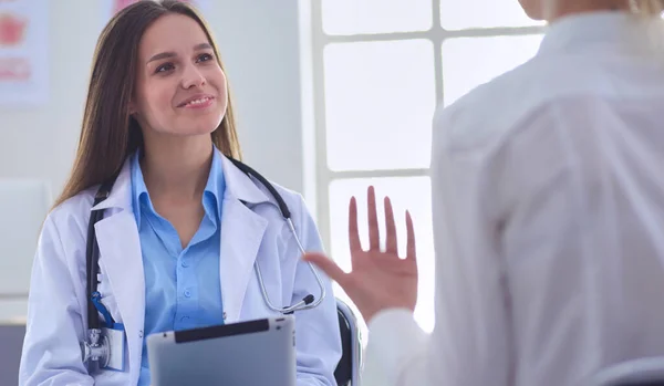 Médico Paciente Discutindo Algo Enquanto Senta Mesa Conceito Medicina Cuidados — Fotografia de Stock