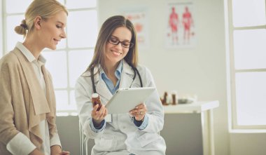 Doktor ve hasta masada otururken bir şey tartışıyorlar. İlaç ve sağlık hizmetleri kavramı.