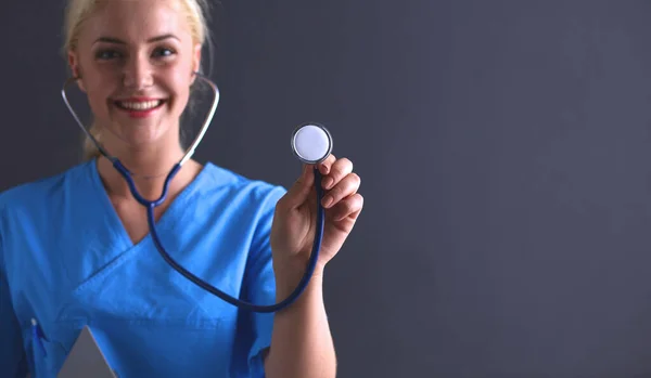 Kvinna Läkare Med Stetoskop Lyssna Isolerad Grå Bakgrund — Stockfoto