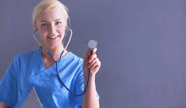 Kobieta Lekarz Stetoskopem Słuchającym Odizolowana Szarym Tle — Zdjęcie stockowe