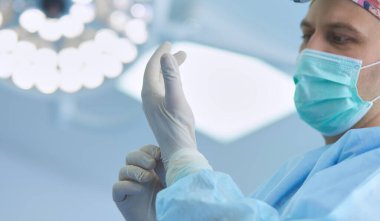 Ameliyathanede çalışan bir cerrah..