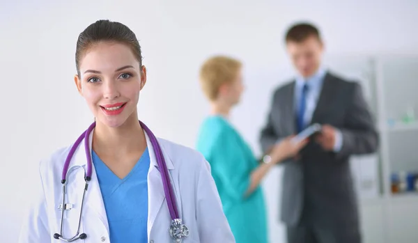 Femme Médecin Debout Avec Stéthoscope Hôpital — Photo