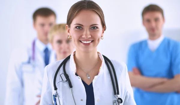 Attraktiv Kvinnlig Läkare Framför Medicinsk Grupp — Stockfoto