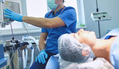 Ameliyathanede çalışan bir cerrah..