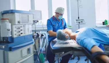 Ameliyathanede çalışan bir cerrah..