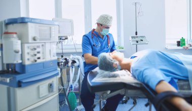 Ameliyathanede çalışan bir cerrah..