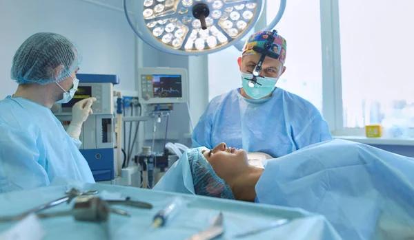 Homem Cirurgião Trabalho Sala Cirurgia — Fotografia de Stock