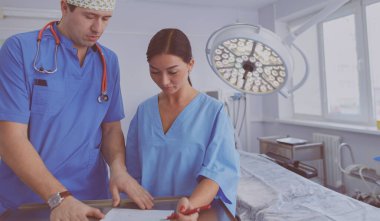 Ameliyathanede çalışan bir cerrah..