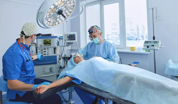 Ameliyathanede Çalışan Bir Cerrah — Stok fotoğraf