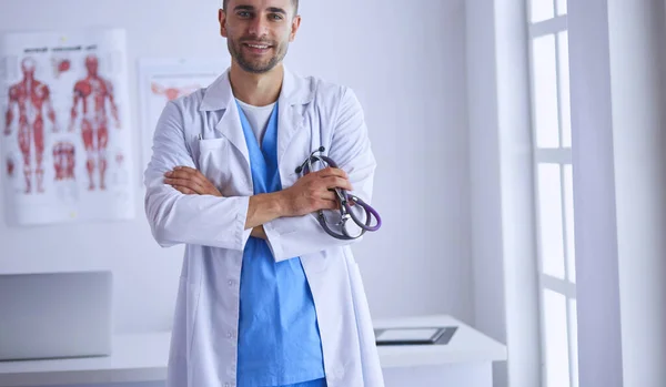 Mladý Sebevědomý Mužský Lékař Portrét Stojící Lékařské Ordinaci — Stock fotografie