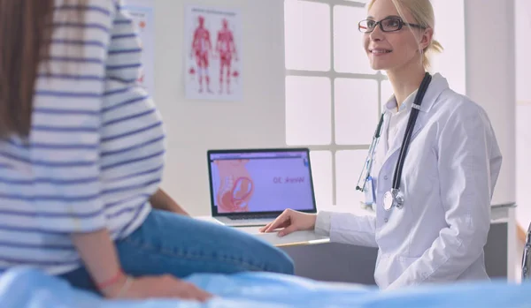 Mooie Glimlachende Zwangere Vrouw Met Arts Het Ziekenhuis — Stockfoto