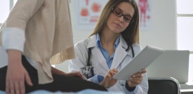 Doktor ve hasta masada otururken bir şey tartışıyorlar. İlaç ve sağlık hizmetleri kavramı.