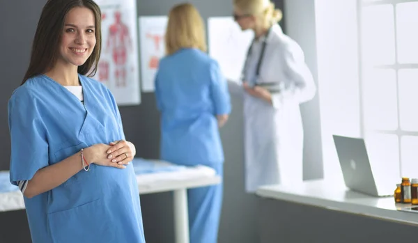 Bela Mulher Grávida Sorridente Com Médico Hospital — Fotografia de Stock