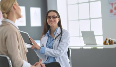 Doktor ve hasta masada otururken bir şey tartışıyorlar. İlaç ve sağlık hizmetleri kavramı.