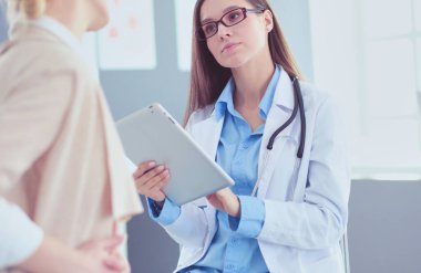 Doktor ve hasta masada otururken bir şey tartışıyorlar. İlaç ve sağlık hizmetleri kavramı.