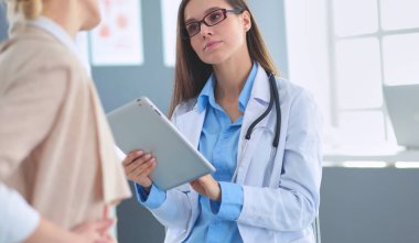 Doktor ve hasta masada otururken bir şey tartışıyorlar. İlaç ve sağlık hizmetleri kavramı.