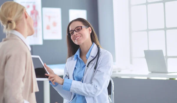 Doctor Patient Discussing Something While Sitting Table Medicine Health Care — Stock Photo, Image