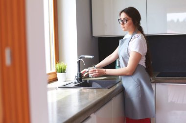 Su bardağını dolduran kadın elleri.