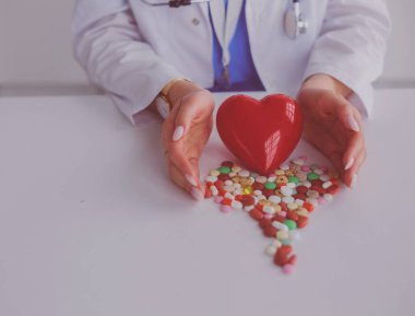 Masada kırmızı kalbi ve steteskopu olan kardiyolog..