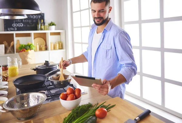 Man Volgens Recept Digitale Tablet Lekker Gezond Koken Keuken Thuis — Stockfoto