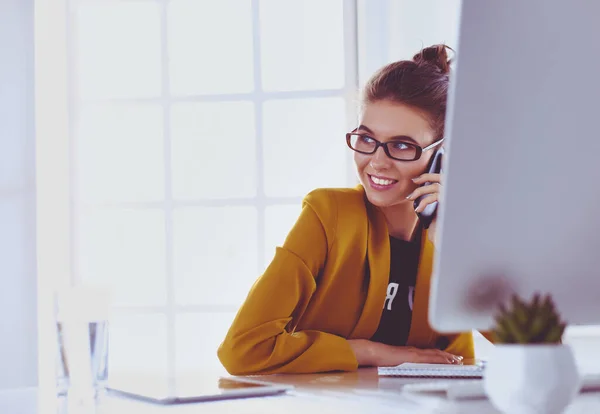 Zakenvrouw Zitten Kantoor Met Laptop Telefoon — Stockfoto