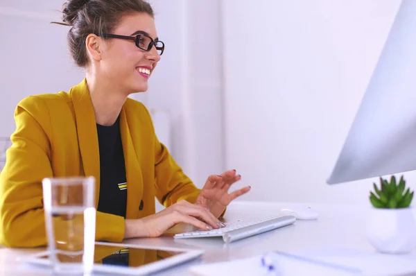 Jonge Zelfverzekerde Zakenvrouw Die Kantoor Werkt Typt Met Een Laptop — Stockfoto