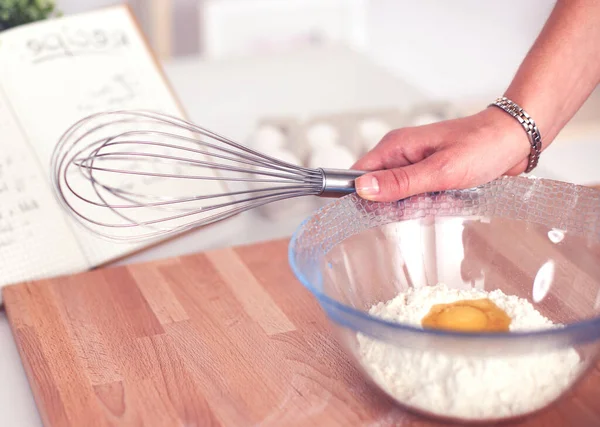 Vrouw Bakt Taarten Keuken — Stockfoto