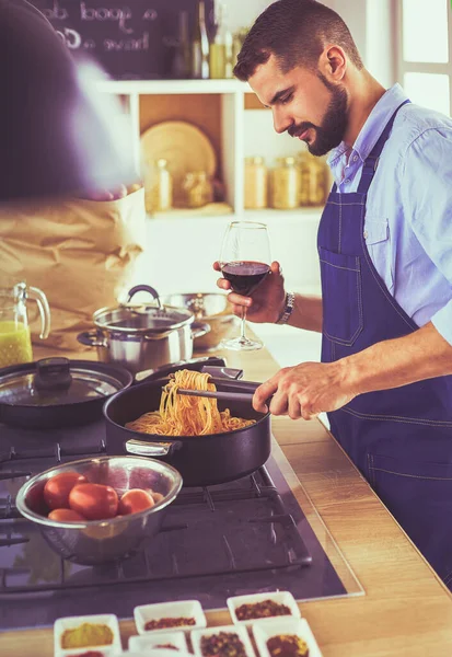 Man Bereidt Heerlijk Gezond Eten Huiskeuken — Stockfoto