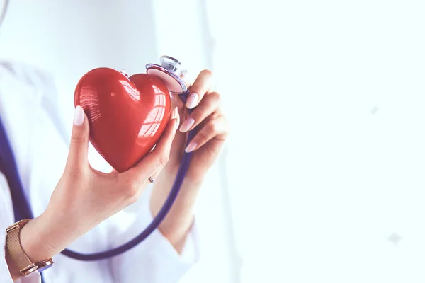 Ein Arzt Mit Stethoskop Untersucht Rotes Herz Isoliert Auf Weißem — Stockfoto