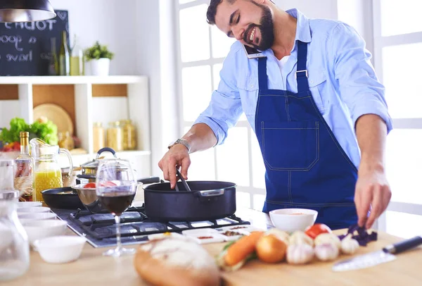 Uomo Che Prepara Cibo Delizioso Sano Nella Cucina Casa — Foto Stock