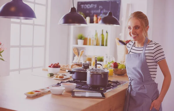 Mutfakta Yemek Yapmak Için Tablet Bilgisayar Kullanan Genç Bir Kadın — Stok fotoğraf