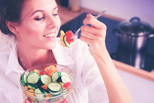 Smiling Young Woman Preparing Salad Kitchen — Stock Photo, Image