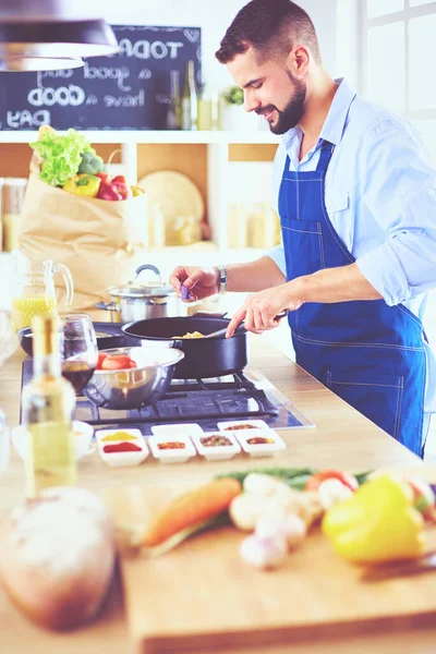 Homem Preparando Comida Deliciosa Saudável Cozinha Casa — Fotografia de Stock