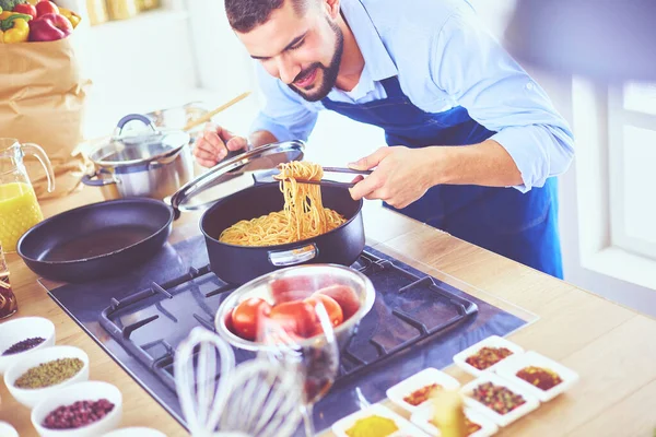 Adam Mutfağında Lezzetli Sağlıklı Yemekler Hazırlıyor — Stok fotoğraf