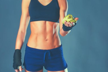 Siyah arka planda izole edilmiş mezuralı genç kadın..