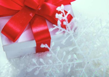 Kırmızı kurdeleli beyaz hediye kutusu..