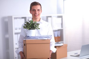 Taşıma kutusu ve diğer eşyaları olan bir kişinin portresi