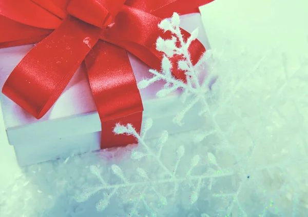 White Gift Box Red Ribbon Bow — Stock Photo, Image