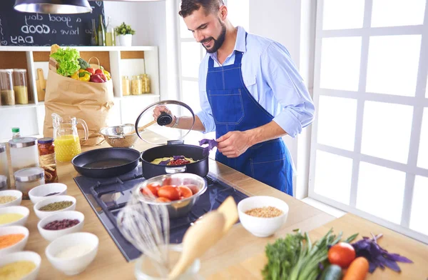 Uomo Che Prepara Cibo Delizioso Sano Nella Cucina Casa — Foto Stock