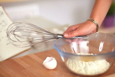 Mutfaktaki kadın, arka planda izole edilmiş.