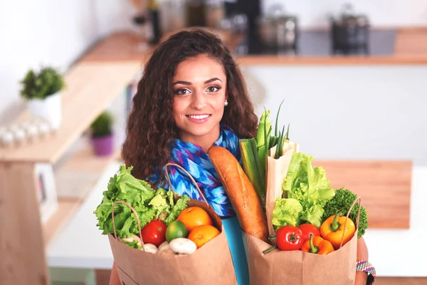 Mujer Joven Sosteniendo Bolsa Compra Comestibles Con Verduras — Foto de Stock