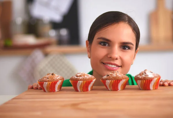 Mujer Está Haciendo Pasteles Cocina Aislado — Foto de Stock